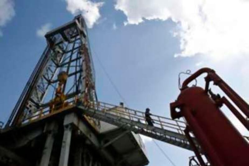 A worker walks at an oil rig in Havana October 16, 2008.  Cuban oil officials said on Thursday that Cuba may have more than 20 billion barrels of recoverable oil in its offshore fields, which they hope to start tapping next year with their first offshore production wells.  REUTERS/Enrique De La Osa (CUBA) *** Local Caption ***  HAV01_CUBA-_1016_11.JPG
