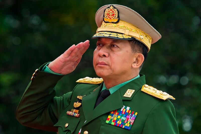 (FILES) This file photo taken on July 19, 2018, shows Myanmar's Chief Senior General Min Aung Hlaing, commander-in-chief of the Myanmar armed forces, saluting to pay his respects to Myanmar independence hero General Aung San and eight others assassinated in 1947, during a ceremony to mark the 71th anniversary of Martyrs' Day in Yangon. The US said on July 16, 2019, it would ban entry into the country of Myanmar's army chief and four other generals due to their role in "ethnic cleansing" of the Rohingya minority. "With this announcement, the United States is the first government to publicly take action with respect to the most senior leadership of the Burmese military," Secretary of State Mike Pompeo said, referring to Myanmar by its former name Burma. / AFP / YE AUNG THU
