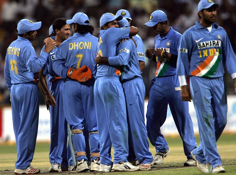 Indian bowler Ajit Agarkar (2L) celebrates with his team the run out of Pakistani batsman Younis Khan during the second Series of the DLF Cup between India and Pakistan at the Zayad Cricket Stadium in Abu Dhabi, 19 April 2006.  AFP PHOTO/RABIH MOGHRABI / AFP PHOTO / RABIH MOGHRABI