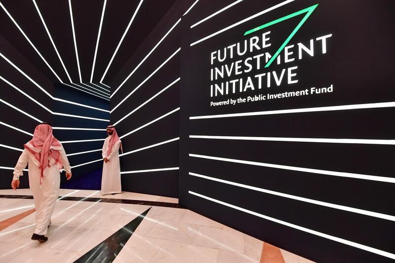 A man arrives to the Future Investment Initiative (FII) conference is taking place in the Saudi capital Riyadh on October 24, 2018.  Saudi Arabia is hosting the key investment summit overshadowed by the killing of critic Jamal Khashoggi that has prompted a wave of policymakers and corporate giants to withdraw. / AFP / GIUSEPPE CACACE
