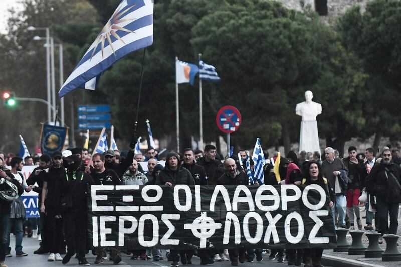 Right-wing extremists protest against the transfer of migrants from the Greek islands to sites on the mainland on November 3, 2019, in Thessaloniki. In the past four months "40,000 migrants and refugees have arrived," junior minister Georges Koumoutsakos told Skai in an interview. Greek figures show that more than 34,000 people now live in miserable conditions on five islands that in theory can host 6,300 while they register as asylum-seekers. / AFP / Sakis MITROLIDIS

