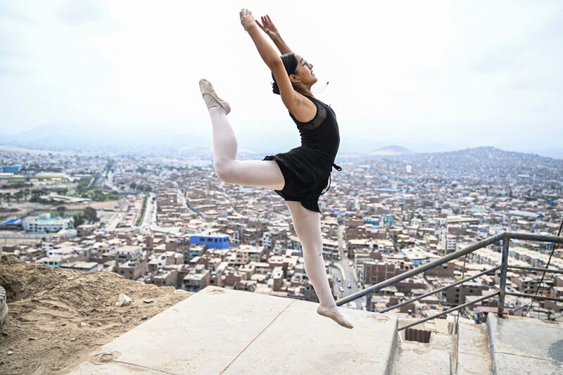 Ballet student Nicole Chavez (15) performs at the San Genaro neighborhood in the Chorrillos district, south of Lima, on April 1, 2023.  - At an arid and dry hill in Lima, a group of girls wearing leotards stand on their toes in a rocky and dusty road.  Hardly any of them will become a professional dancer, acknowledges without bitterness Maria del Carmen Silva, instructor of the ballet that finances itself from recycling in Peru.  (Photo by Ernesto BENAVIDES  /  AFP)