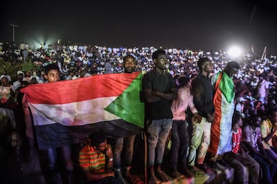 TOPSHOT - Sudanese protesters are gathered during a sit-in outside military headquarters after clashing with security forces in Khartoum on May 15, 2019.

 Sudan's military rulers May 15, 2019 suspended crucial talks with protesters on installing civilian rule, insisting more time was needed to finalise the deal as Khartoum's security situation deteriorated. / AFP / Mohamed el-Shahed
