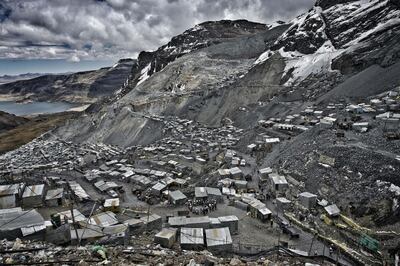 M2FC4P September 10, 2015 - La Rinconada, Puno, Peru - At more than 5,000 meters of altitude, resisting the cold and lack of oxygen, about 70,000 people survive chasing the dream of gold. It is in aLa Rinconadaa, located in the aNevado de Ananeaa in the Peruvian Andes and considered the highest city in the world, where men and women were coming for decades improvising a city of houses made of zinc amid perpetual snows. (Credit Image: © Oscar Espinosa/SOPA via ZUMA Wire/Alamy)