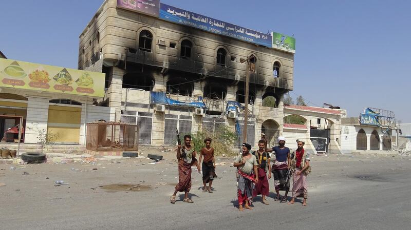 epa07163501 Yemeni pro-government troops stand in front of a damaged building during military operations against the Houthi rebels in the port city of Hodeidah, Yemen, 13 November 2018. According to reports, the United Nations and powerful western countries put intense pressure on the Saudi-led military coalition to agree to an end of hostilities in Yemen and open the path for a UN-brokered political settlement to the Arab country's nearly four-year-long conflict.  EPA/STRINGER