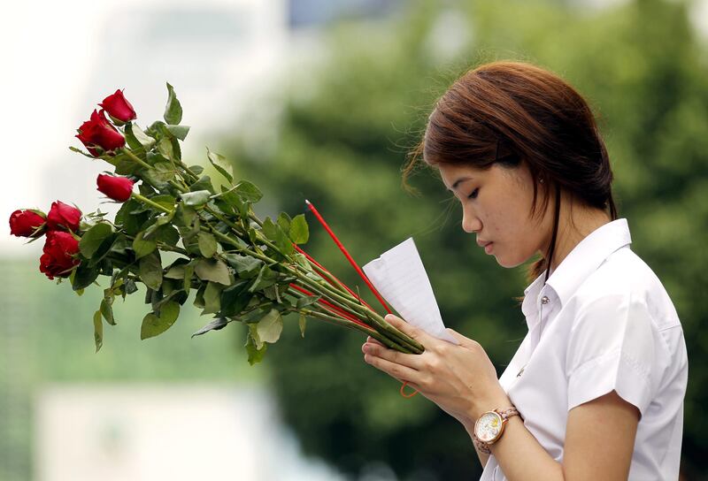 epa03105169 A Thai teenage girl prays with joss sticks and offering red roses to worship Trimurti Shrine, the god of love to mark Valentine's Day in Bangkok, Thailand, 14 February 2012. The Trimurti shrine, a God of love is dedicated to a trinity of Hindu Gods, Brahma, Vishnu and Siva. The shrine has also known as Lover's Shrine which Thai people believe that those who pray and make offering here for true love will have their dreams fulfilled.  EPA/RUNGROJ YONGRIT *** Local Caption ***  03105169.jpg