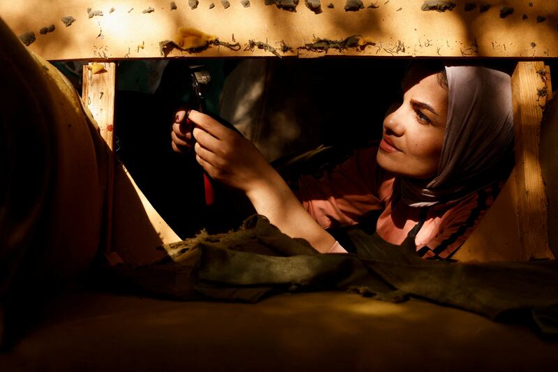 Noor Al-Janabi, 28, an Iraqi woman carpenter, repairs a furniture in the garage of her home in Baghdad, Iraq December 13, 2021.  Picture taken December 13, 2021.  REUTERS / Saba Kareem     TPX IMAGES OF THE DAY