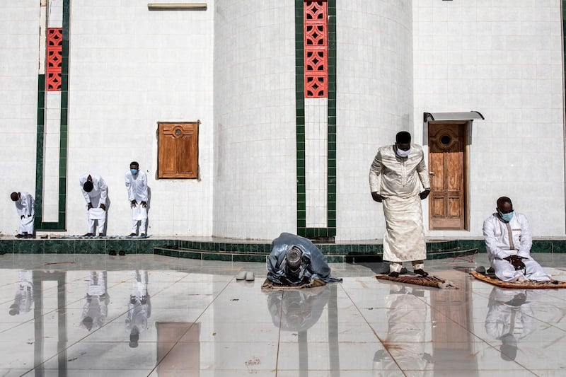 Muslim worshippers perform their prayer at the Mosque of Divinity in Dakar on July 31, 2020 ahead of prayers for the Muslim Eid al-Adha (Festival of Sacrifice), known as Tabaski in Western Africa. / AFP / JOHN WESSELS
