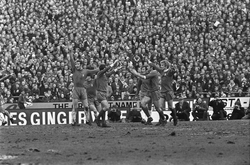 Liverpool players surround Roger Hunt after he scores his 234th League goal, during a match against Chelsea at Stamford Bridge. (l-r) Chelsea's Peter Osgood, Liverpool's Ian Callaghan, Chelsea's John Hollins and Liverpool's Roger Hunt and Alun Evans. Alamy