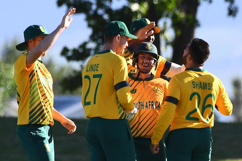 South Africa's Tabraiz Shamsi (R) and South Africa's captain and wicketkeeper Quinton de Kock (2nd R) celebrates with teammates after the dismissal of England's Ben Stokes (not visible) during the second T20 international cricket match between South Africa and England at Boland Park stadium in Paarl, South Africa, on November 29, 2020.  / AFP / Rodger BOSCH
