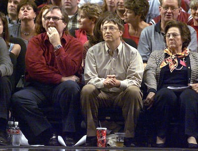 (FILES) In this file photo taken on May 26, 2000 Microsoft co-founders Bill Gates (C) and Paul Allen (L) watch the third game of the Western Conference Finals between the Los Angeles Lakers and the Portland Trail Blazers in Portland. Billionaire Paul Allen, who founded US software giant Microsoft with Bill Gates in the 1970s, died on October 15, 2018 at the age of 65 after his latest battle with cancer, his family said. / AFP / GEORGE FREY
