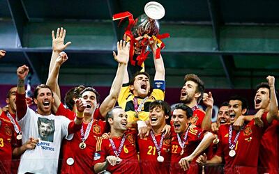 Spain's Iker Casillas lifts up the trophy after defeating Italy to win the Euro 2012 final soccer match at the Olympic stadium in Kiev, July 1, 2012.      REUTERS/Kai Pfaffenbach (UKRAINE  - Tags: SPORT SOCCER TPX IMAGES OF THE DAY)