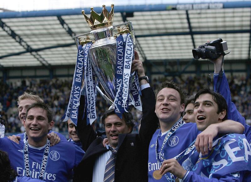 LONDON - MAY 07:  (L-R) Frank Lampard, Jose Mourinho, John Terry and Paulo Ferreira hold the trophy after receiving the Barclays Premiership Trophy at Stamford Bridge on May 7, 2005 in London, England.  (Photo by Ben Radford/Getty Images)