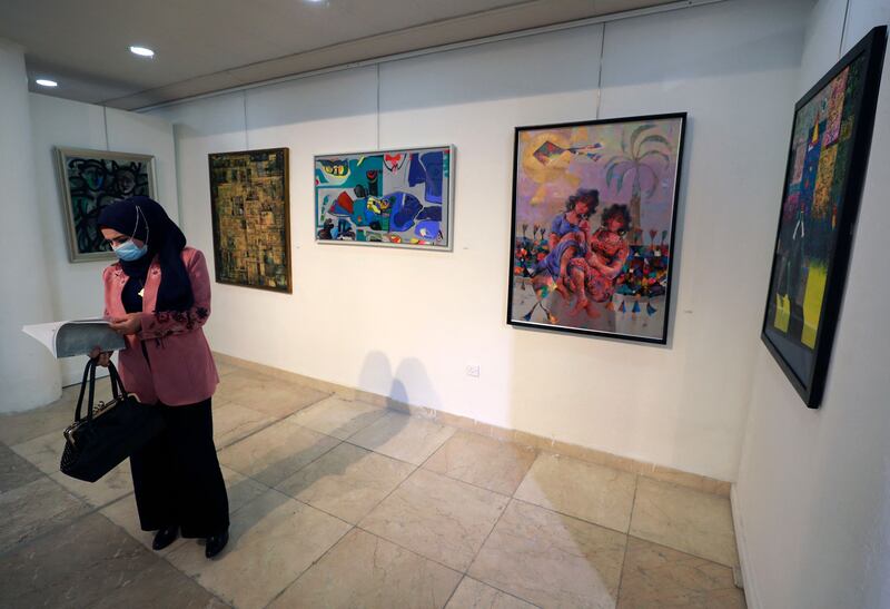 A visitor consults the exhibition's catalogue.