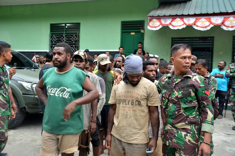 This handout picture taken and released on September 1, 2019, by the Indonesian military shows a group of Papuans, who took part in recent mass protests and currently seeking military's help to return to their homes, in Jayapura. Dozens have been arrested over rioting in the capital of Indonesia's Papua region, police said on September 1, following nearly two weeks of mass protests in the easternmost territory of the Southeast Asian archipelago. / AFP / The Indonesian Military / Handout /  RESTRICTED TO EDITORIAL USE - MANDATORY CREDIT "AFP PHOTO /The Indonesian Military" - NO MARKETING - NO ADVERTISING CAMPAIGNS - DISTRIBUTED AS A SERVICE TO CLIENTS- 
