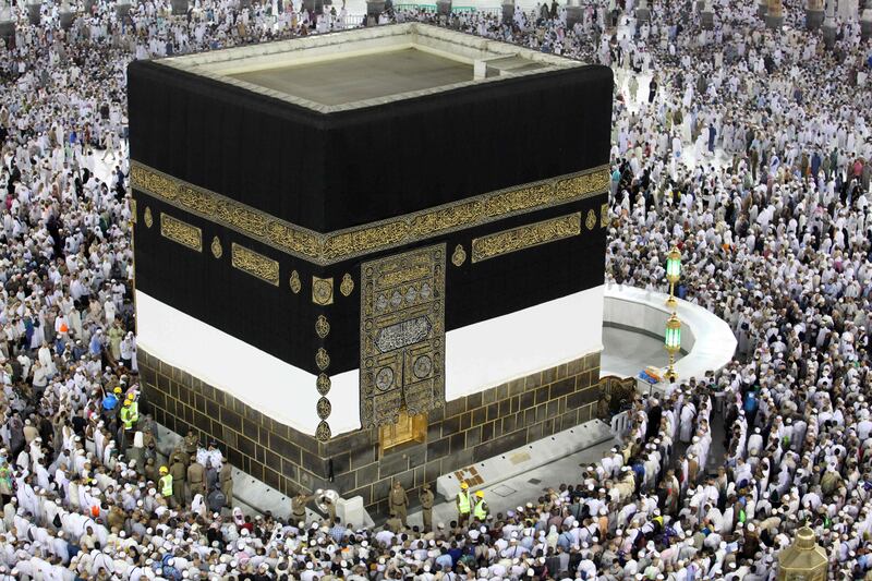 Muslim worshippers perform the evening (Isha) prayers at the Kaaba, Islam's holiest shrine, at the Grand Mosque in Saudi Arabia's holy city of Mecca on August 25, 2017, a week prior to the start of the annual Hajj pilgrimage in the holy city  / AFP PHOTO / BANDAR ALDANDANI