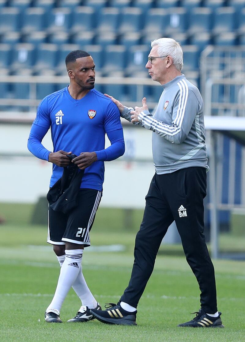 Bert van Marwijk speaks with UAE defender Mahmoud Khamis during a training session. Chris Whiteoak / The National