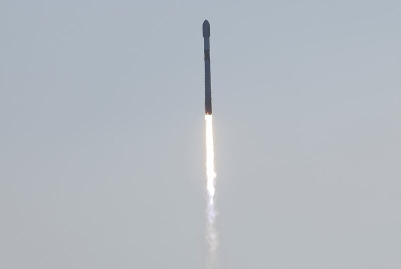 FILE PHOTO: A SpaceX Falcon 9 rocket lifts off, carrying 53 Starlink internet satellites, from the Kennedy Space Center in Cape Canaveral, Florida, U. S.  May 18, 2022.  REUTERS / Joe Skipper / File Photo