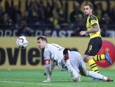 epaselect epa07156316 Dortmund's Paco Alcacer scores the 3-2 goal during the German Bundesliga soccer match between Borussia Dortmund and Bayern Munich in Dortmund, Germany, 10 November 2018.  EPA/FRIEDEMANN VOGEL CONDITIONS - ATTENTION: The DFL regulations prohibit any use of photographs as image sequences and/or quasi-video.