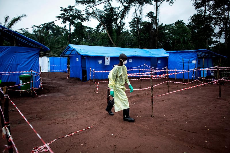 (FILES) In this file photo taken on June 13, 2017 Health workers work at an Ebola quarantine unit in Muma, after a one case of Ebola was confirmed in their village. The World Health Organisation (WHO) announced on May 11, 2018 that is was preparing for a'worst case scenario' in DR Congo Ebola outbreak.  / AFP / JOHN WESSELS
