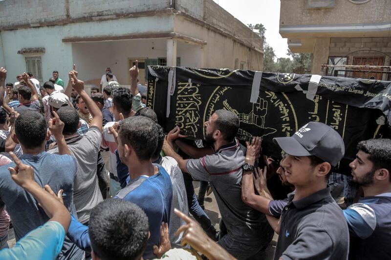 epa06766802 Palestinians mourners carry the coffin of Islamic Jihad fighter Abed Alhamlim Al-Naqa, 28, during his funeral in Khan Younis in southern Gaza Strip, 27 May 2018. Two Ismalic Jihad fighters were killed by Israeli tank fire targeting an observation post earlier on the same day, east of Rafa town in southern Gaza Strip.  EPA/HAITHAM IMAD