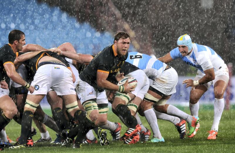 South Africa's Duane Vermuelen (C) runs away from the scrum during a Rugby Championship Test match between South Africa and Argentina at Loftus Versfeld stadium in Pretoria on August 16, 2014. The Springboks failed to build on a try after just 82 seconds and finished the game defending desperately against the underdogs. AFP PHOTO/GORDON HARNOLS (Photo by GORDON HARNOLS / AFP)