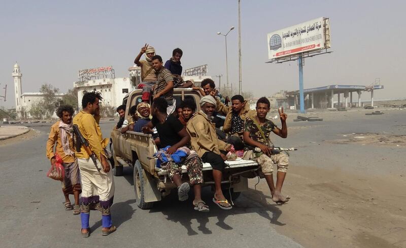 Yemeni pro-government forces gather in the port city of Hodeida on December 17, 2018.         A ceasefire in Yemen's battleground port city of Hodeida and its surroundings will start tomorrow, officials say, after renewed fighting threatened the hard-won accord struck in Sweden. / AFP / STRINGER
