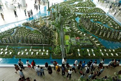 FILE PHOTO: Prospective buyers look at a model of the development at the Country Gardens' Forest City showroom in Johor Bahru, Malaysia February 21, 2017.   REUTERS/Edgar Su/File Photo