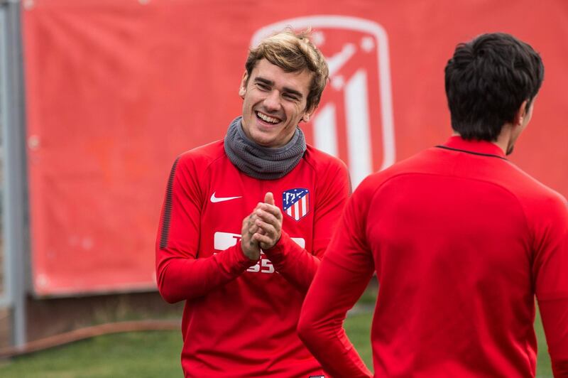 epa06649306 Atletico Madrid's forward Antoine Griezmann (L) takes part in a club's training session at Wanda Sports City in Madrid, Spain, 06 April 2018. The team prepares for its Primera Division Liga mach against Real Madrid that takes place next 08 April at Santiago Bernabeu Stadium in Madrid.  EPA/Rodrigo Jimenez