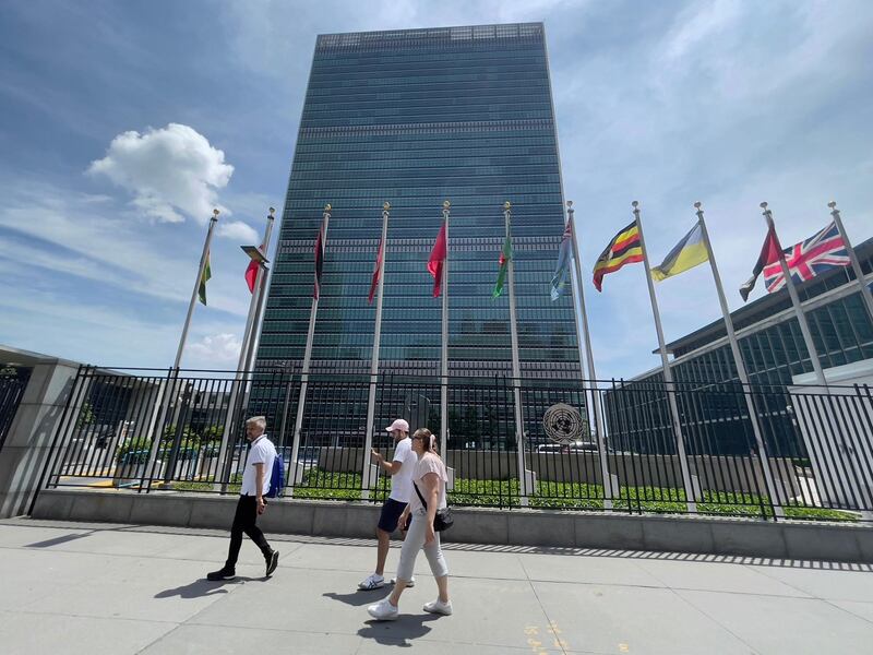 People walk past the United Nations headquarters building on the East Side of Manhattan,in New York City, on June 8, 2021.   / AFP / Daniel SLIM
