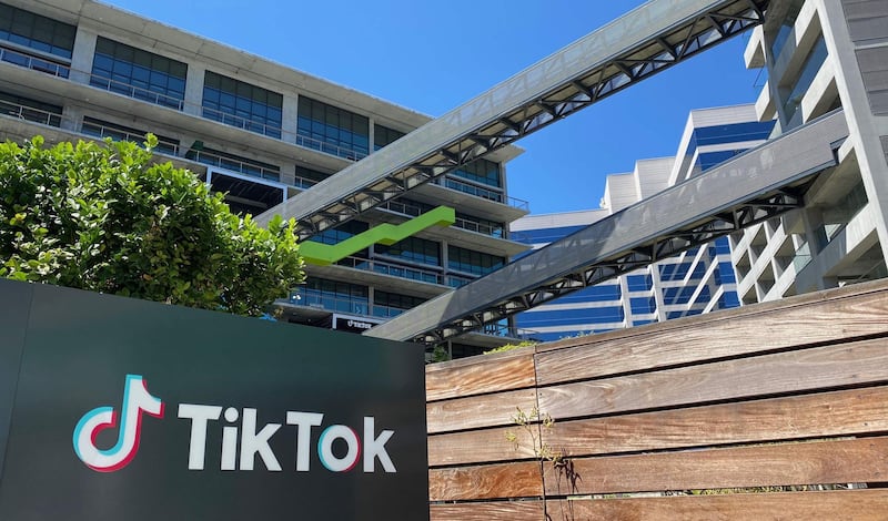 The logo of Chinese video app TikTok is seen on the side of the company's new office space at the C3 campus on August 11, 2020 in Culver City, in the westside of Los Angeles.  / AFP / Chris DELMAS
