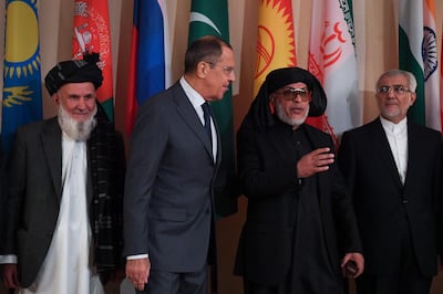 Russian Foreign Minister Sergei Lavrov and representatives of both the Afghan government and the Taliban pose for a photo prior to international talks on Afghanistan in Moscow on November 9, 2018. / AFP / Yuri KADOBNOV
