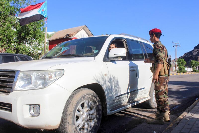 A member of the Southern Transitional Council (STC) mans a checkpoint in the southern Yemeni city of Aden on April 27, 2020, following the declaration of self-rule by separatists in the country's south. The breakaway declaration made Sunday threatens to reignite a "war within a war" in the Arabian Peninsula's poorest country, which is already gripped by what the United Nations calls the world's worst humanitarian disaster. / AFP / Saleh Al-OBEIDI
