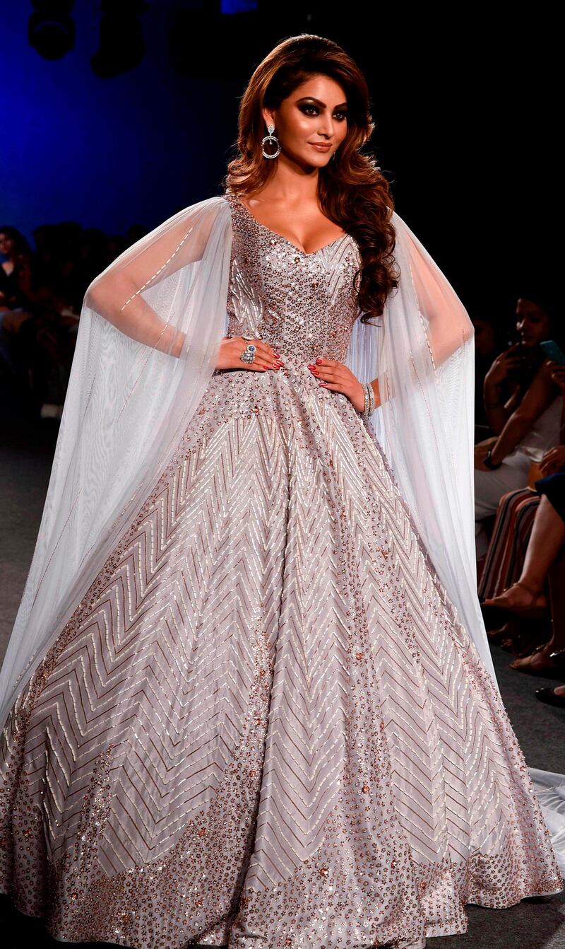Indian Bollywood actress Urvashi Rautela presents a creation by designer Mausumi Mewawalla at the Lakmé Fashion Week (LFW) Winter Festive 2019 in Mumbai on August 25, 2019.  - XGTY / RESTRICTED TO EDITORIAL USE
 / AFP / Sujit Jaiswal / XGTY / RESTRICTED TO EDITORIAL USE
