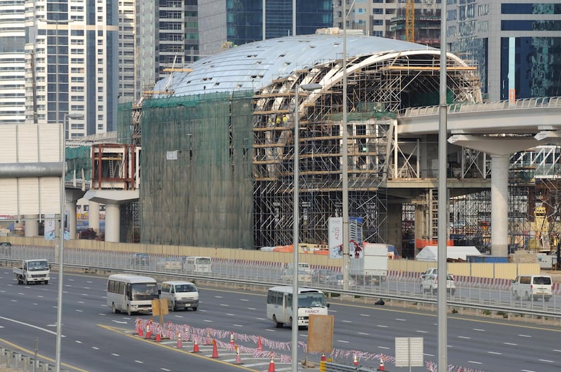 B8ABGJ Metro Construction at Sheikh Zayed Road in Dubai. January 2009. Image shot 01/2009. Exact date unknown.