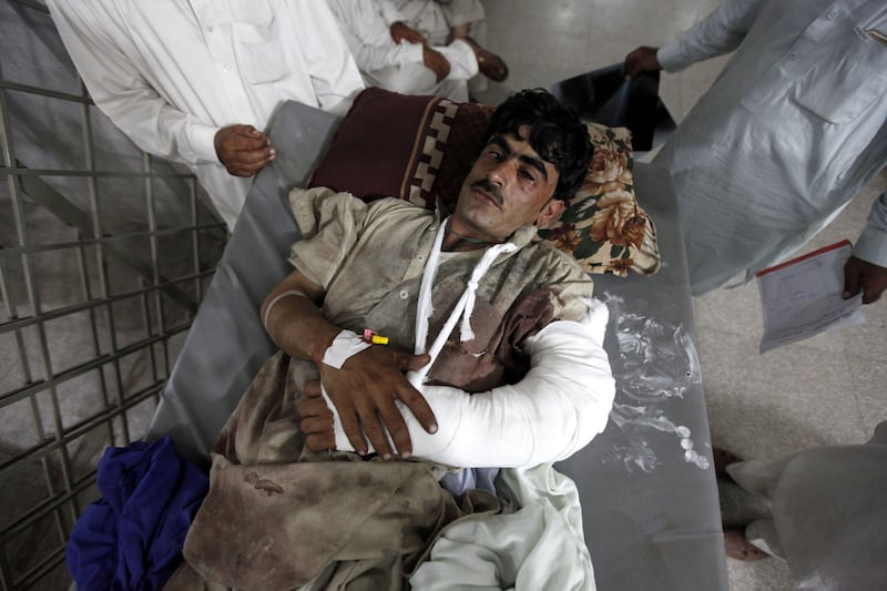 epa06046638 A man who was injured in twin bomb blasts in Parachinar, is brought to a hospital in Peshawar, Pakistan, 24 June 2017. At least 30 people were killed and 100 were injured when two bombs exploded in a market on 23 June, in Parachinar, Kurram tribal agency near the Afghan border of Pakistan.  EPA/ARSHAD ARBAB