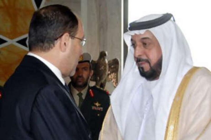 Sheikh Khalifa bin Zayed, President of the UAE, greets Nouri al Maliki, the prime minister of Iraq.