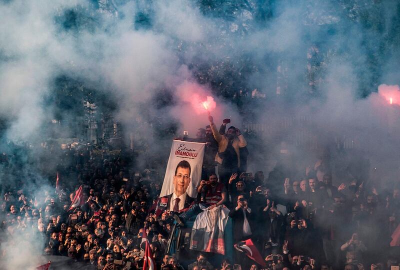 TOPSHOT - Supporters of Turkey's main opposition Republican People's Party (CHP) candidate Ekrem Imamoglu cheer after Turkish election officials officially confirmed his win as Istanbul mayor on April 17, 2019 as they wait outside Istanbul Metropolitan Municipality (IBB) hall for Imamoglu's arrival for a handover ceremony. / AFP / Yasin AKGUL
