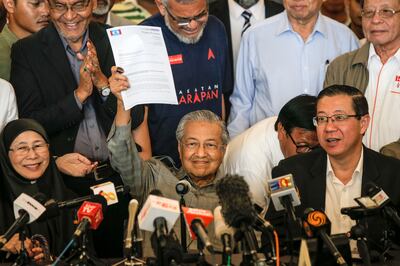 epa06724476 Mahathir Mohamad (C) former Malaysian prime minister and chairman of 'Pakatan Harapan' (The Alliance of Hope) and current prime ministerial candidate shows a letter to the king during a media conference in Kuala Lumpur, Malaysia, 10 May 2018. Malaysia's Pakatan Harapan alliance lead by former prime minister, Mahathir Mohamad, has won a historic election victory.  EPA/AHMAD YUSNI