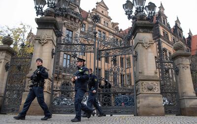 (FILES) This file photo taken on November 27, 2019 shows policemen leaving the Residenzschloss Royal Palace that houses the historic Green Vault (Gruenes Gewoelbe) in Dresden, eastern Germany, days after a spectacular heist. German police on December 14, 2020 arrested a fourth suspect man over the spectacular heist in which more than a dozen diamond-encrusted items were snatched from the Green Vault state museum in Dresden. - Germany OUT
 / AFP / dpa / Robert Michael
