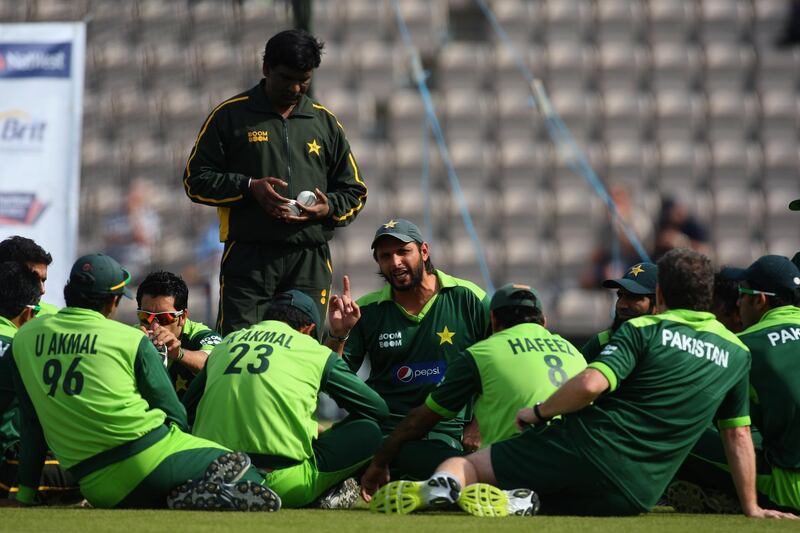 SOUTHAMPTON, ENGLAND - SEPTEMBER 22: Pakistan captain Shahid Afridi talks to his team before  the 5th NatWest ODI between England and Pakistan  at The Rose Bowl on September 22, 2010 in Southampton, England.  (Photo by Stu Forster/Getty Images)