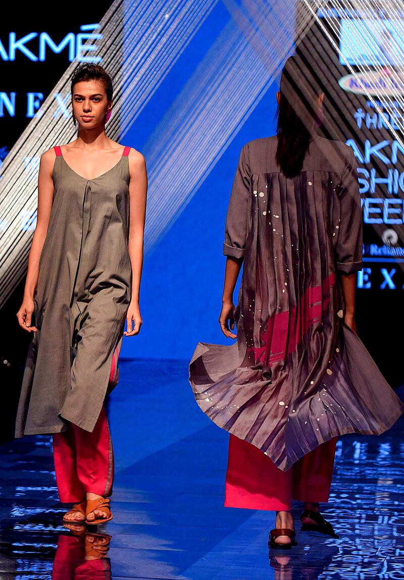 A model presents creations by designer Pallavi Dhyani during a fashion show at Lakme Fashion Week (LFW) Winter/Festive 2019 in Mumbai on August 22, 2019.  - XGTY / RESTRICTED TO EDITORIAL USE
 / AFP / Sujit Jaiswal / XGTY / RESTRICTED TO EDITORIAL USE
