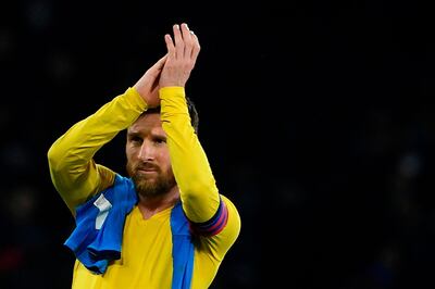 Barcelona's Argentine forward Lionel Messi applauds after a draw in the UEFA Champions League round of 16 first-leg football match between SSC Napoli and FC Barcelona at the San Paolo Stadium in Naples on February 25, 2020.  / AFP / Filippo MONTEFORTE
