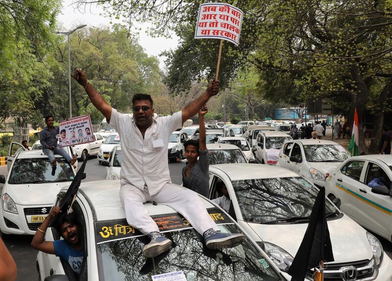 epa06620195 Indian drivers of app-based taxi services shout slogans during a protest against Ola and Uber companies in New Delhi, India, 22 March 2018. Reports stated that Uber and Ola drivers in New Delhi staged protest to demand better pay and working conditions.  EPA/RAJAT GUPTA