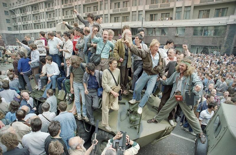 Crowds in Moscow protest against an attempted military coup to oust Soviet president Mikhail Gorbachev in 1991. Boris Yurchenko / AP Photo.