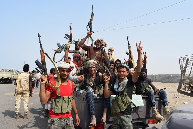 epa07143259 Yemeni government forces take part in military operations on Houthi positions in the port city of Hodeidah, Yemen, 05 November 2018. According to reports, more than 50 Houthi rebels and 17 Yemeni government loyalists were killed in clashes near the strategic port of Hodeidah in western Yemen as Yemeni government forces with the support of the Saudi-led military coalition intensified their attack against the Houthis-controlled port city of Hodeidah which government forces have been seeking to recapture since June.  EPA/STRINGER