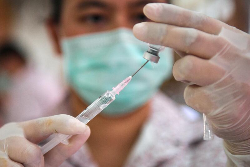 A health worker prepares a dose of China's Sinovac coronavirus disease (COVID-19) vaccine at a temple in Bangkok, Thailand, April 2, 2021. REUTERS/Chalinee Thirasupa