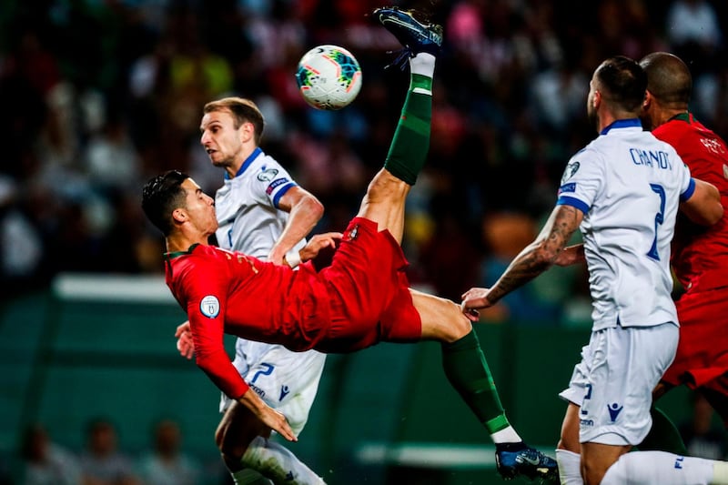 TOPSHOT - Portugal's forward Cristiano Ronaldo (L) vies with Luxembourg's midfielder Lars Gerson  during the Euro 2020 qualifier football match between Portugal and Luxembourg at the Jose Alvalade stadium in Lisbon on October 11, 2019. / AFP / CARLOS COSTA

