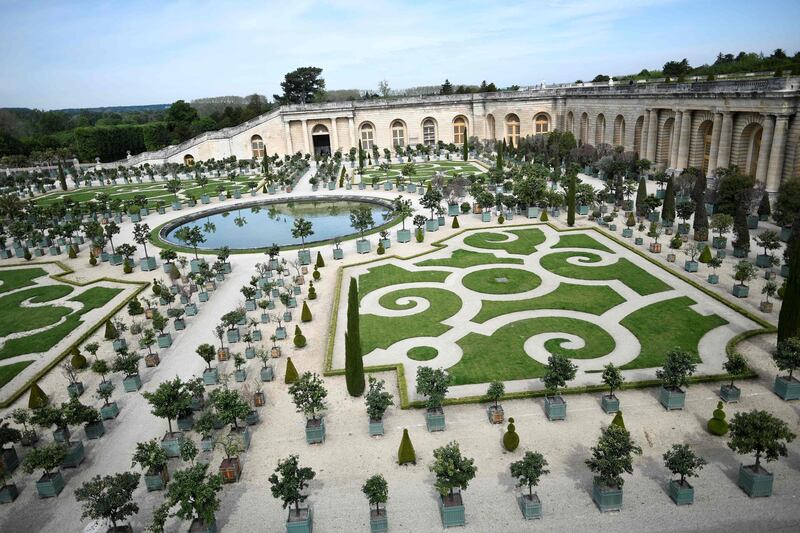 This photograph taken on May 29, 2021, shows the gardens of the 'Orangerie' of Versailles Palace in Versailles, where a temporary Covid-19 vaccination centre has been set up.   / AFP / STEPHANE DE SAKUTIN
