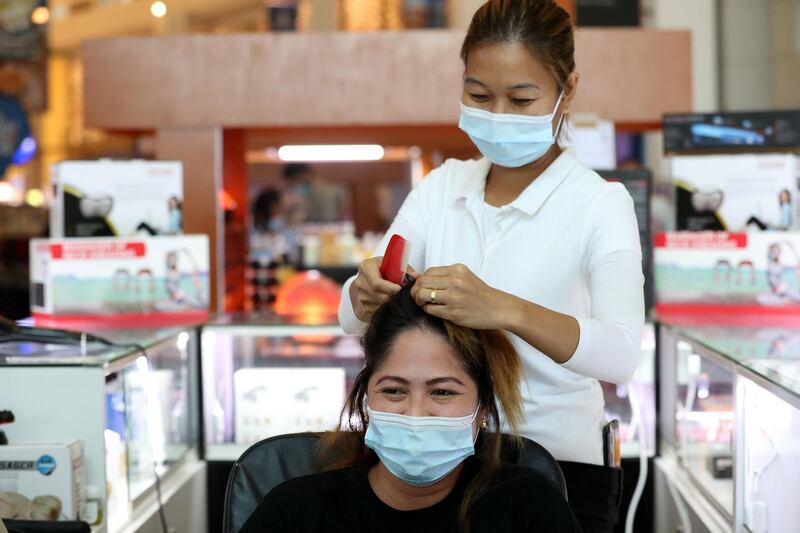 Dubai, United Arab Emirates - N/A. News. Coronavirus/Covid-19. A lady has her hair done at the Waterfront Market in Deira. Thursday, September 10th, 2020. Dubai. Chris Whiteoak / The National